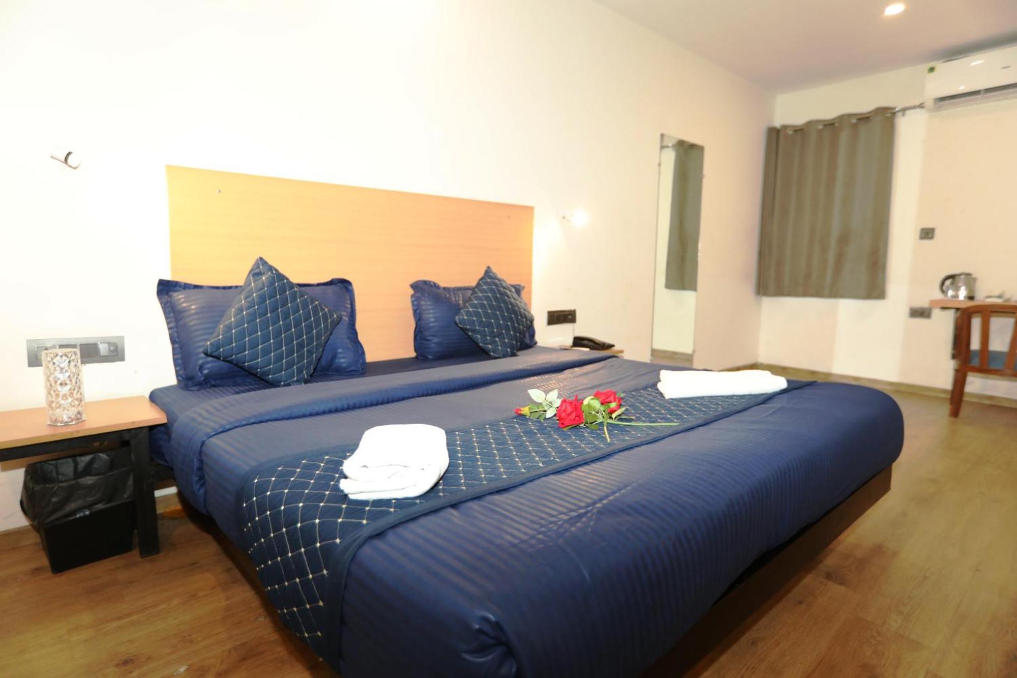 Hotel Noida Grand Sec 58 Экстерьер фото