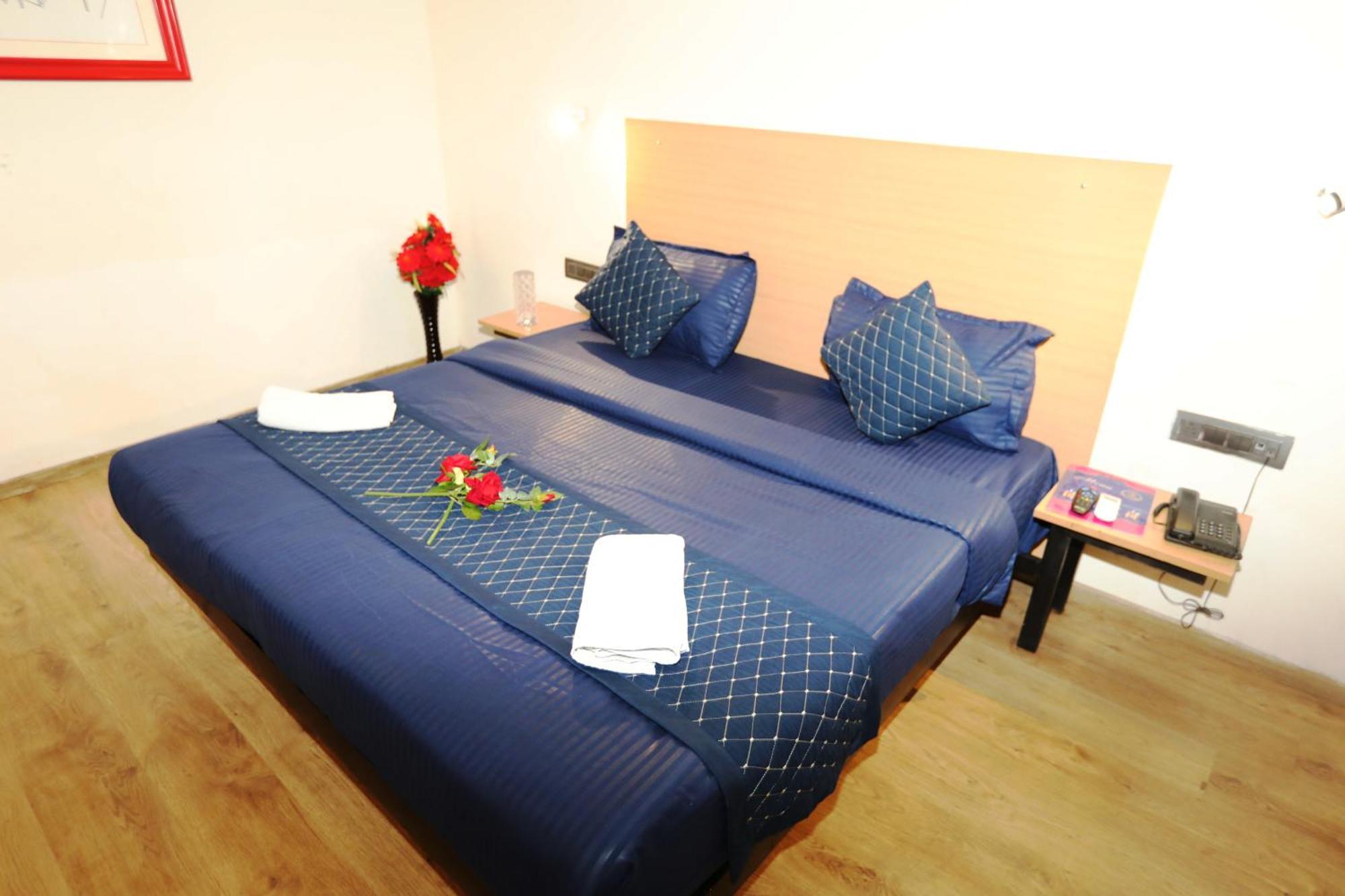 Hotel Noida Grand Sec 58 Экстерьер фото