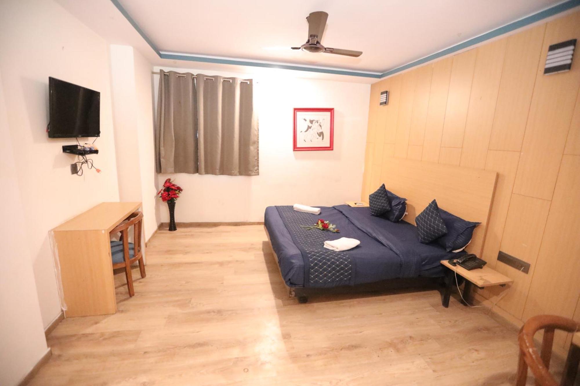 Hotel Noida Grand Sec 58 Экстерьер фото