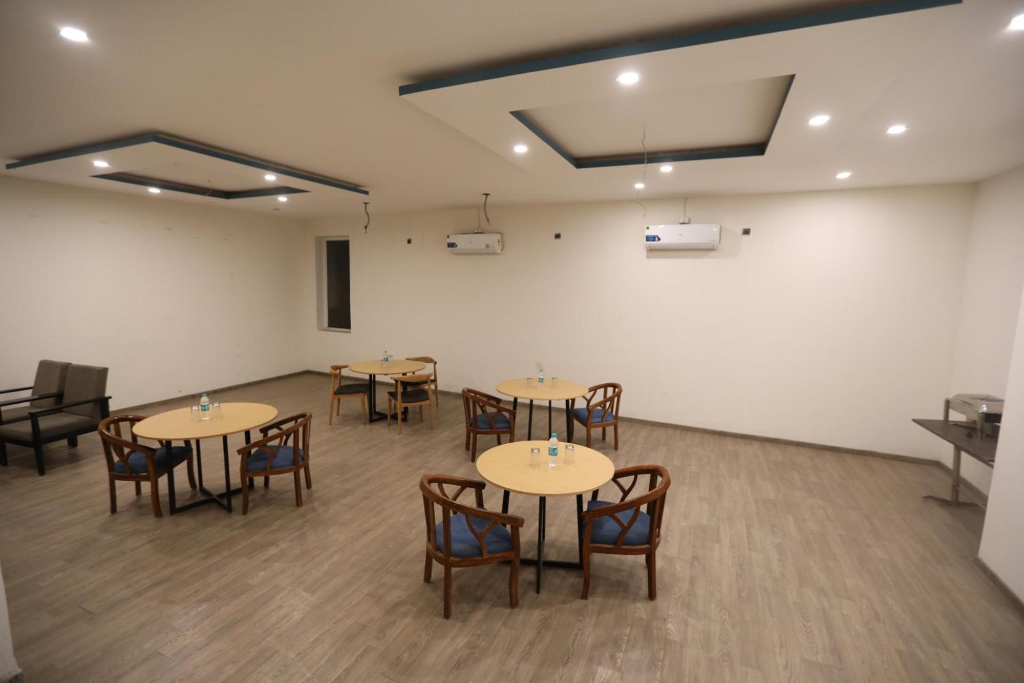 Hotel Noida Grand Sec 58 Экстерьер фото