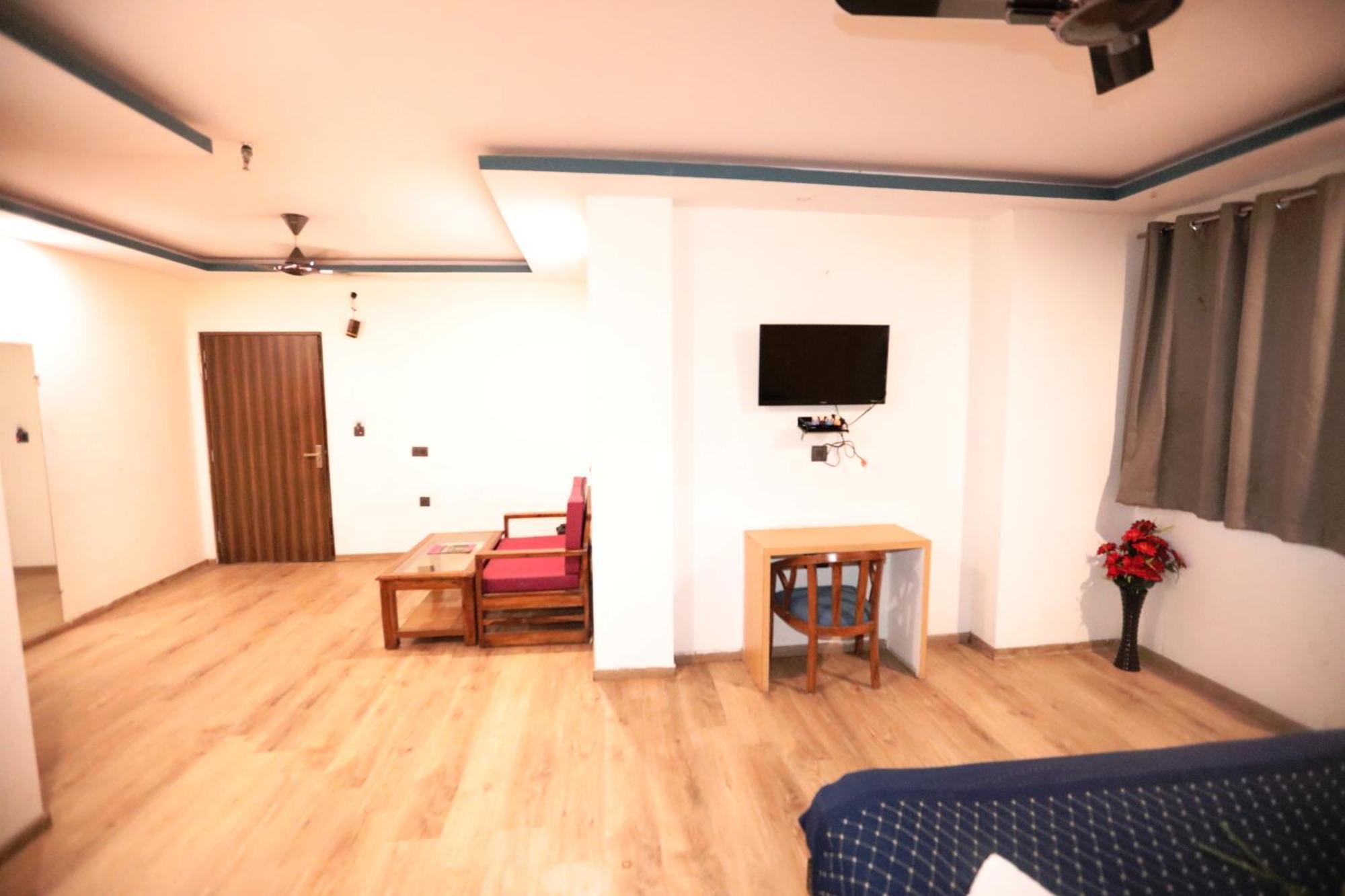 Hotel Noida Grand Sec 58 Экстерьер фото