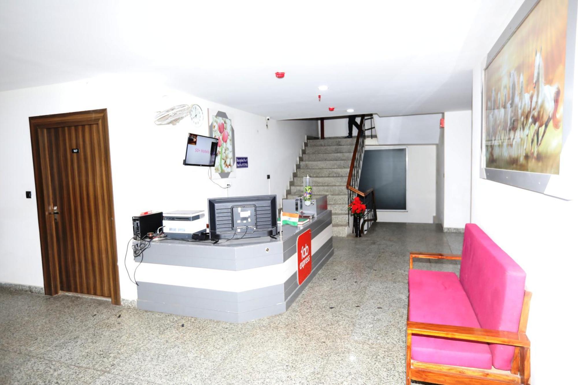 Hotel Noida Grand Sec 58 Экстерьер фото