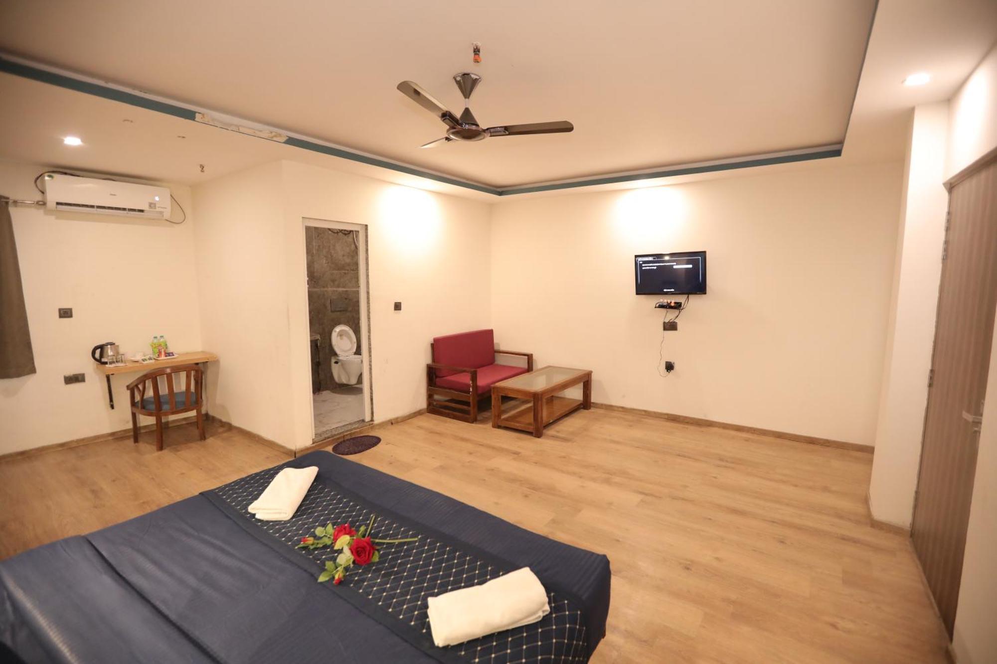 Hotel Noida Grand Sec 58 Экстерьер фото
