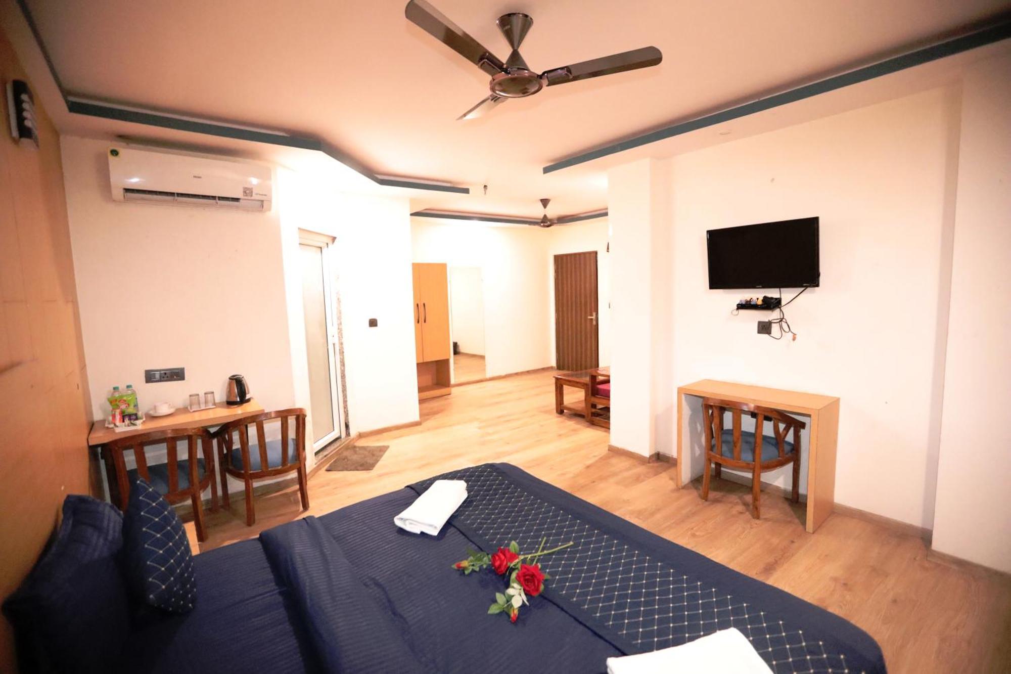 Hotel Noida Grand Sec 58 Экстерьер фото