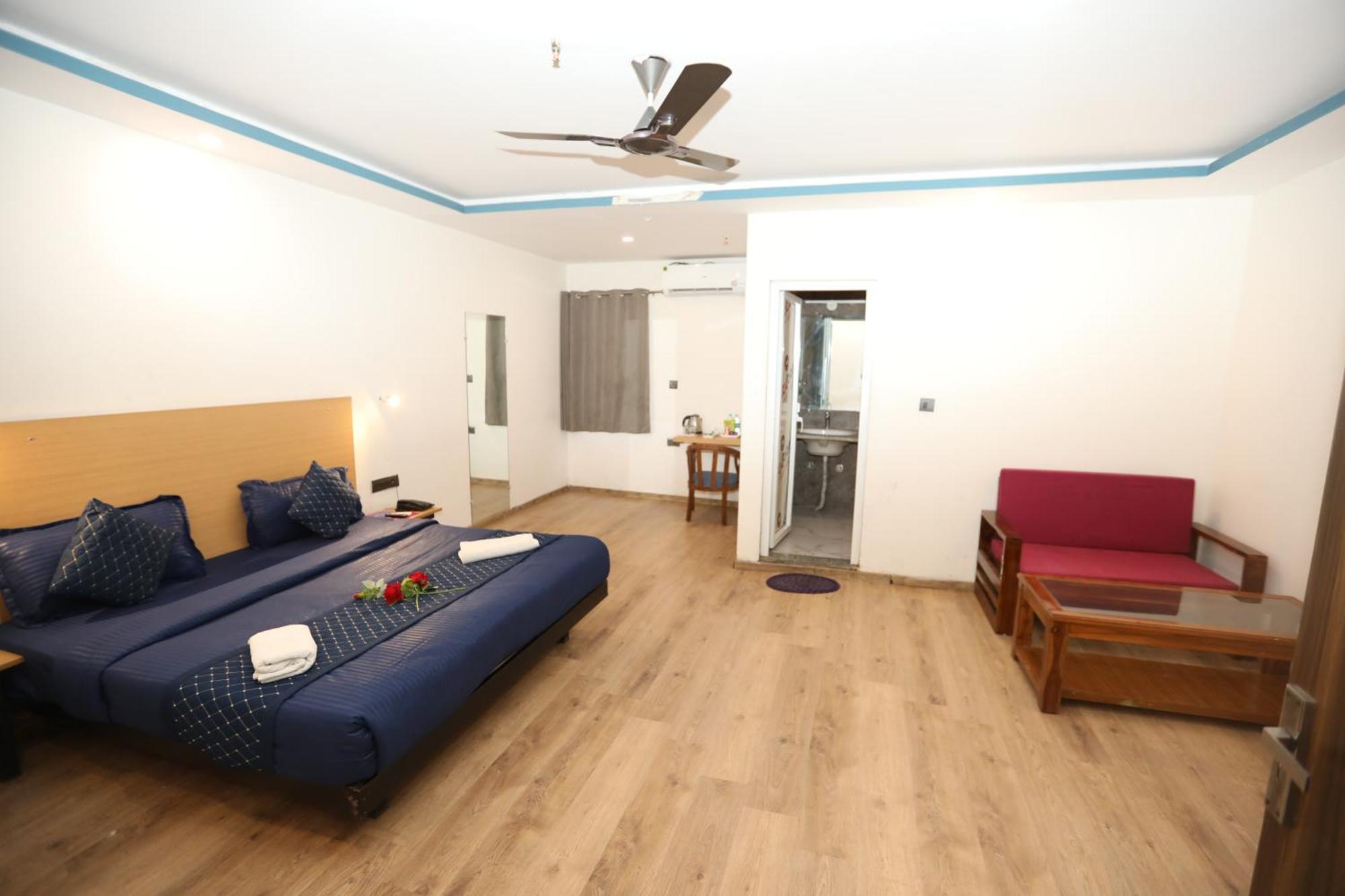 Hotel Noida Grand Sec 58 Экстерьер фото